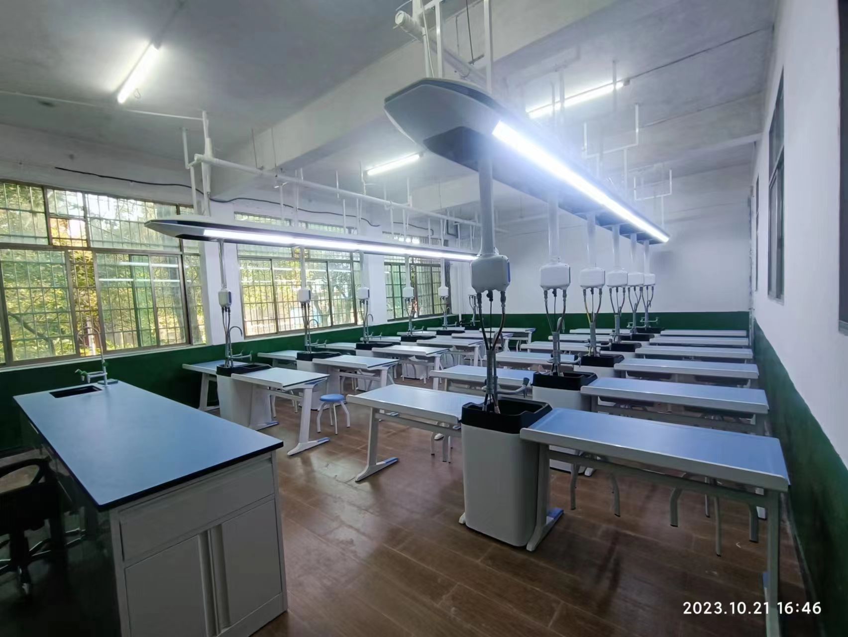 漣源市第一中學(xué)-理化生實(shí)驗(yàn)室 漣源市第一中學(xué)-理化生實(shí)驗(yàn)室