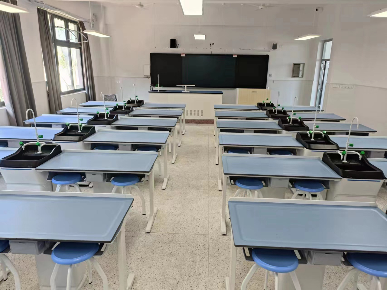 化學(xué)實(shí)驗(yàn)室 化學(xué)實(shí)驗(yàn)室